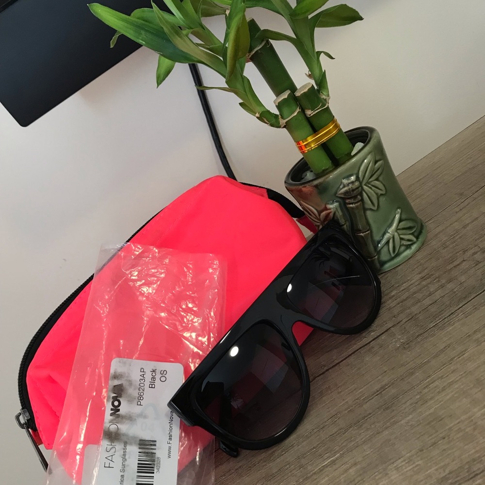 Fashion Nova - Sunglasses 🔆